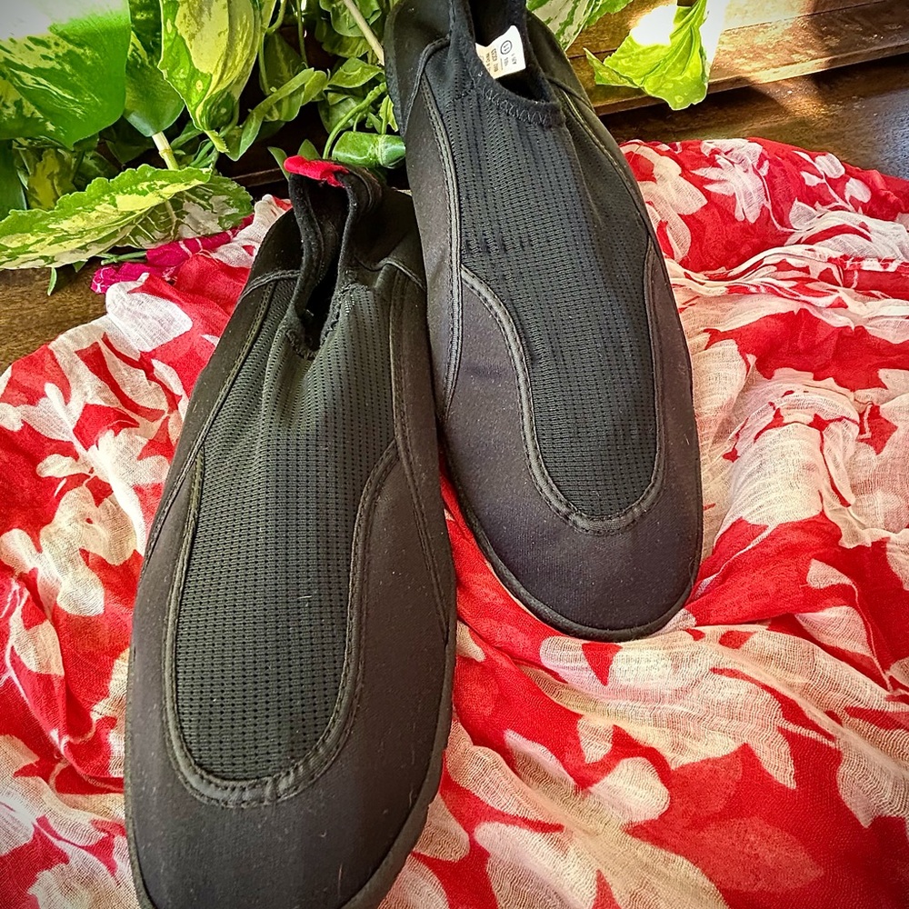 Black Water Shoes with Elastic Panels